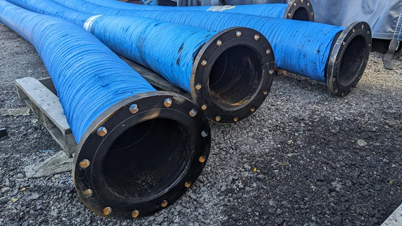 Heavy-duty slurry hoses with flanges for transferring abrasive materials
