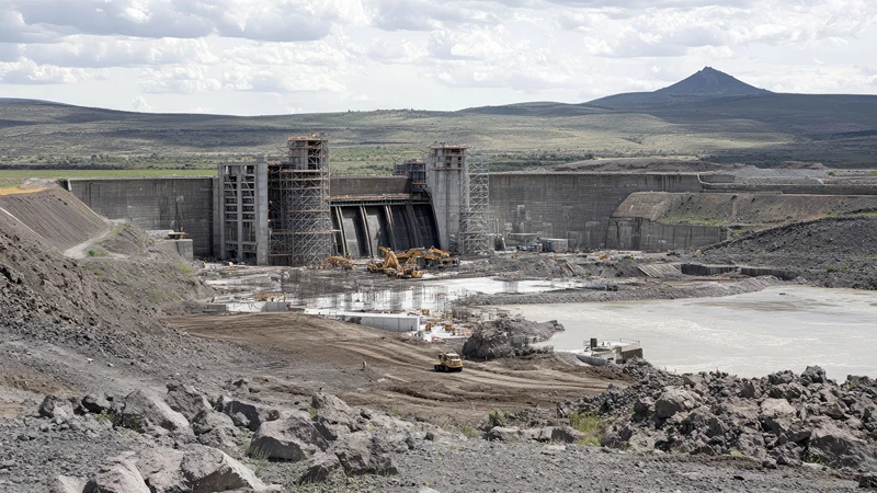 Temporary pipe and hose system supporting short-term energy project fluid transfer