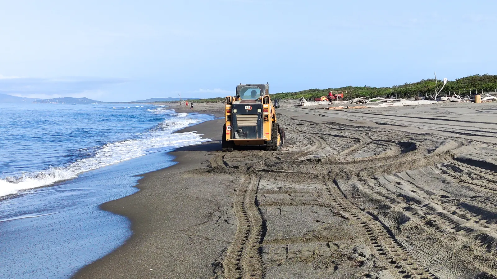 Offshore dredging operation requiring high pressure HDPE discharge pipe for abrasive slurry transport in demanding marine conditions